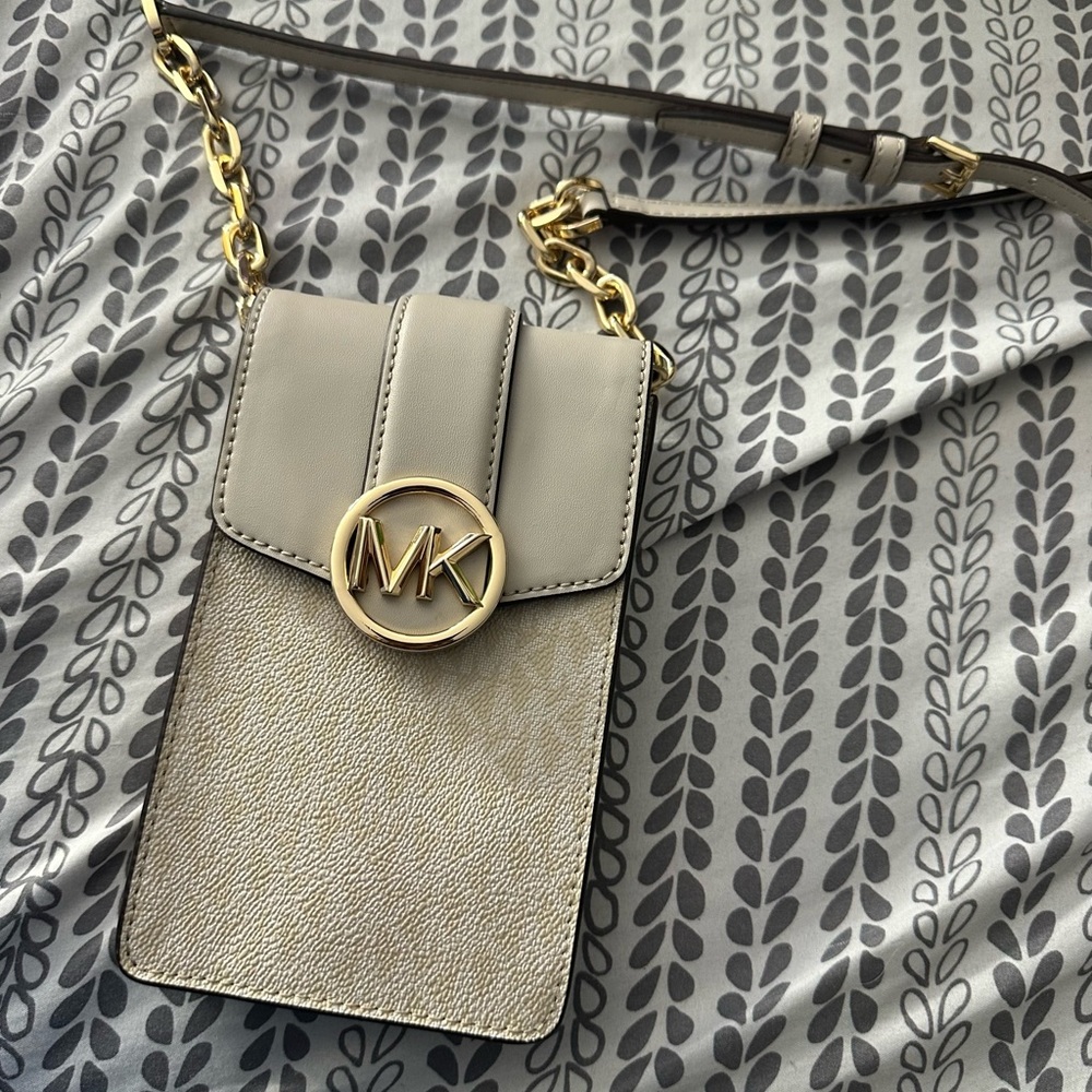 Michael kors phone crossbody